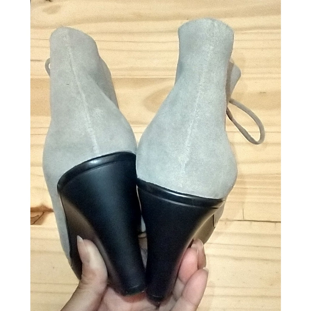 Via Spiga Sz 7 Suede Lace up Wedges