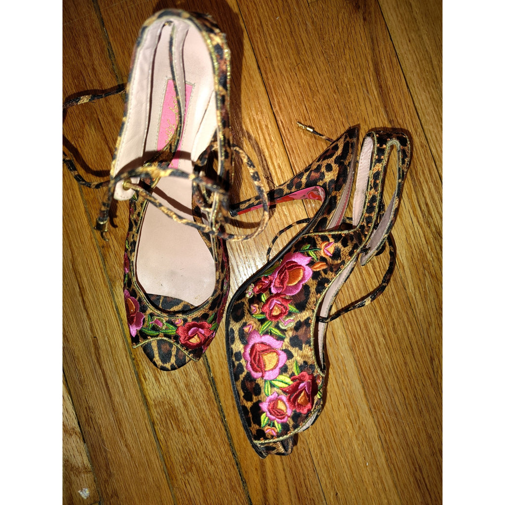 Vintage Betsey Johnson rose embroidered animal print heels Sz 6.5