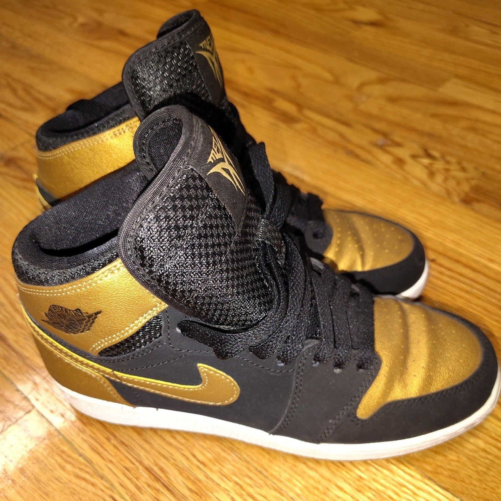 Jordan 1 Retro MeloBlack and Gold Sz 5.5y